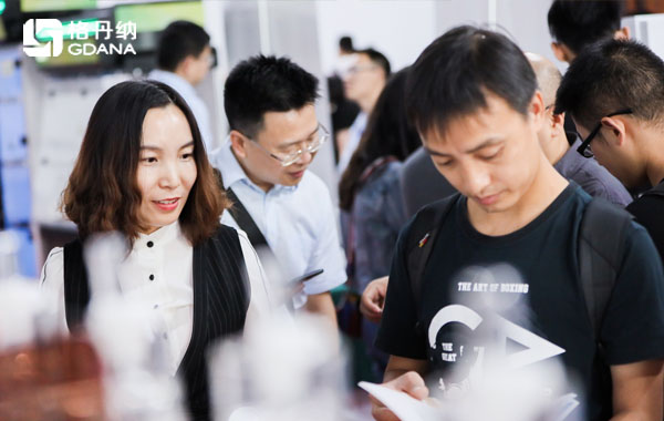 現(xiàn)場(chǎng)老師、專業(yè)人士與格丹納工程師一對(duì)一交流